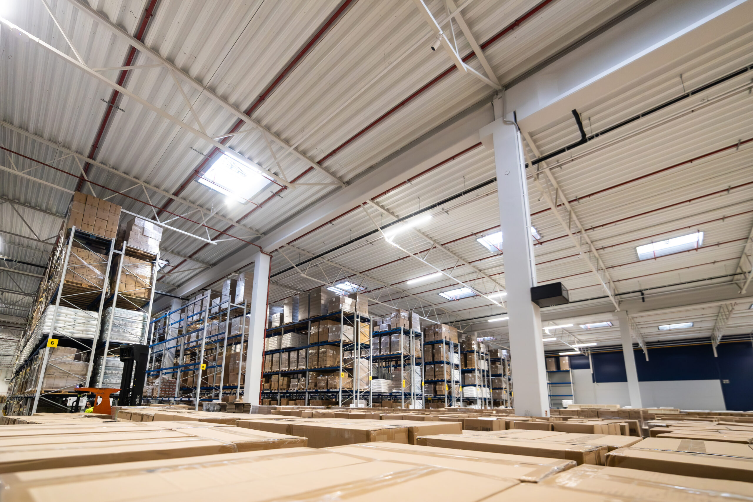 Gotowe towary w magazynie fulfillment Alfa Warehouses przygotowane do wysyłki Gotowe towary w magazynie fulfillment Alfa Warehouses przygotowane do wysyłki