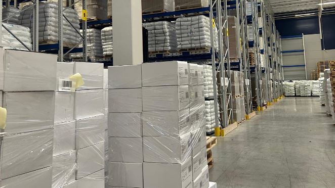 Gotowe zestawy po co-packingu czekające na wysyłkę do sklepu