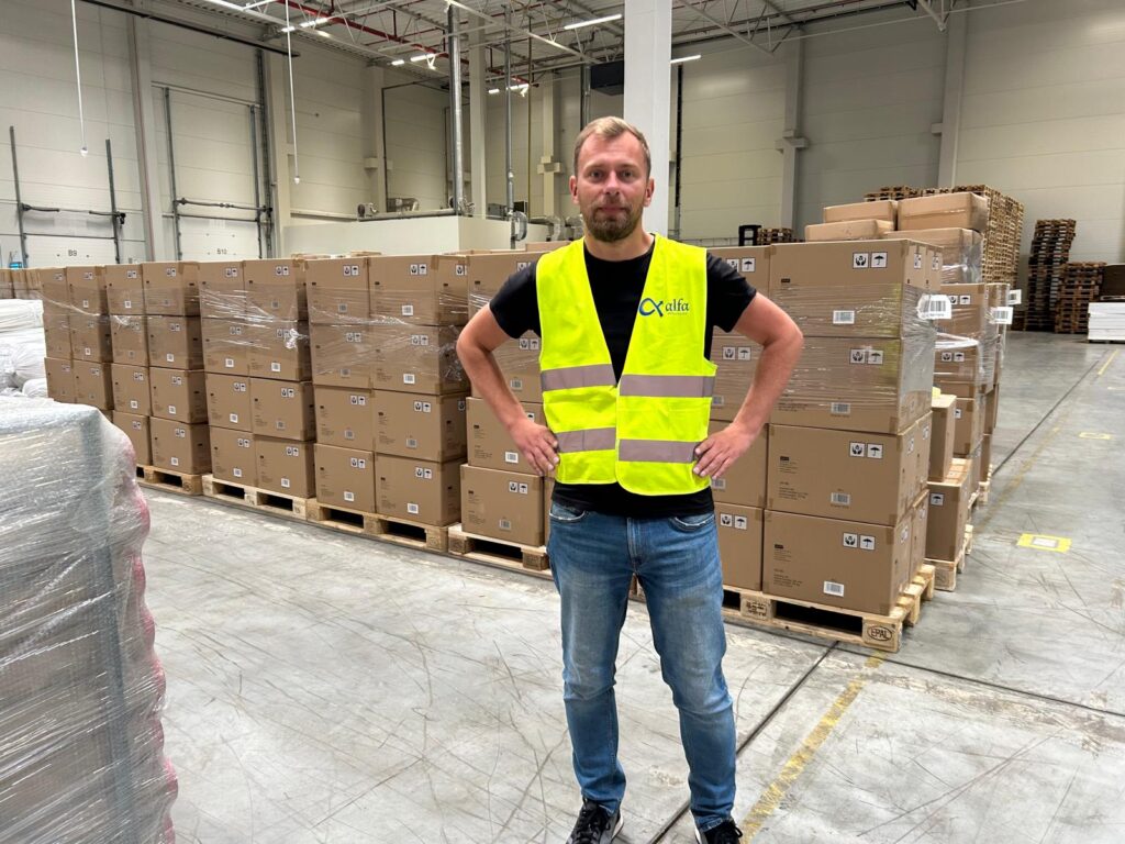 cargo handling with monitoring