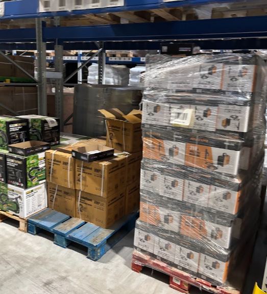 Palety z towarem ułożone na regałach magazynowych w hali Alfa Warehouses