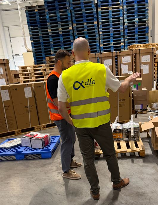 Pracownicy magazynu Alfa Warehouses omawiają rozmieszczenie towaru klienta BEM przy paletach z kartonami Pracownicy magazynu Alfa Warehouses omawiają rozmieszczenie towaru klienta BEM przy paletach z kartonami